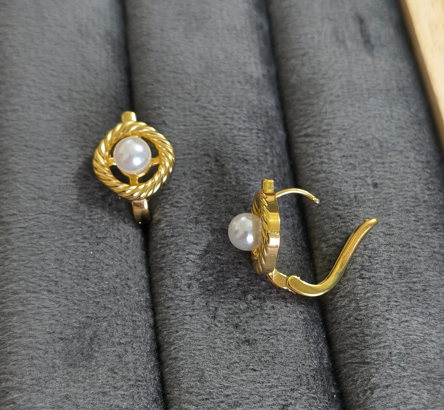 Anti Tarnish Earrings Shiny Peal Hoop 18K Gold Plated