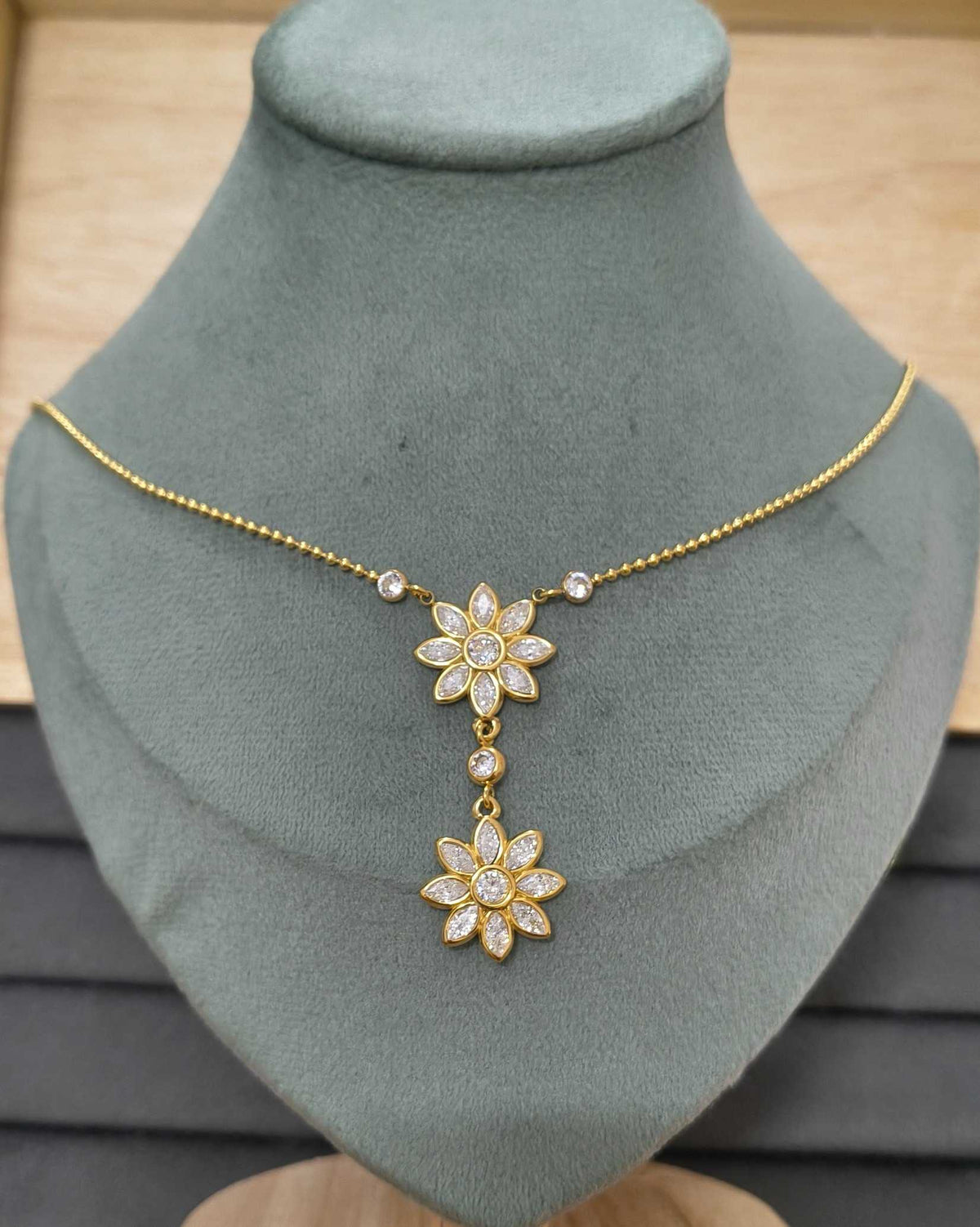 Anti Tarnish Floral Diamonds Necklace 18K Gold Plated