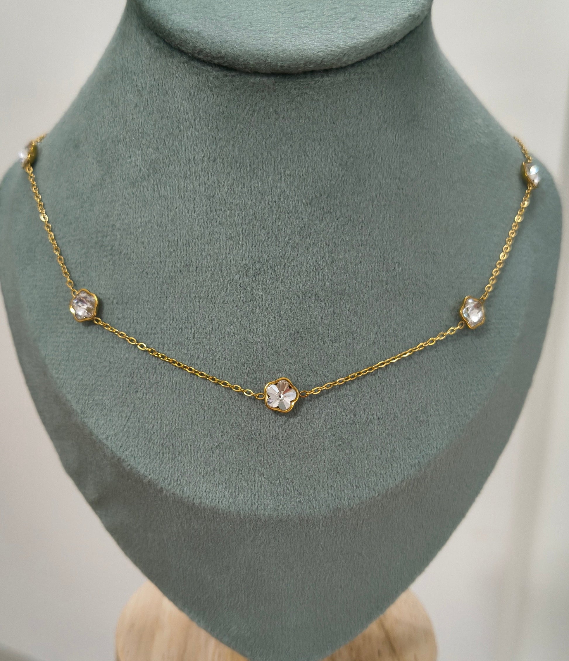 Anti Tarnish Floral Diamonds Necklace 18K Gold Plated