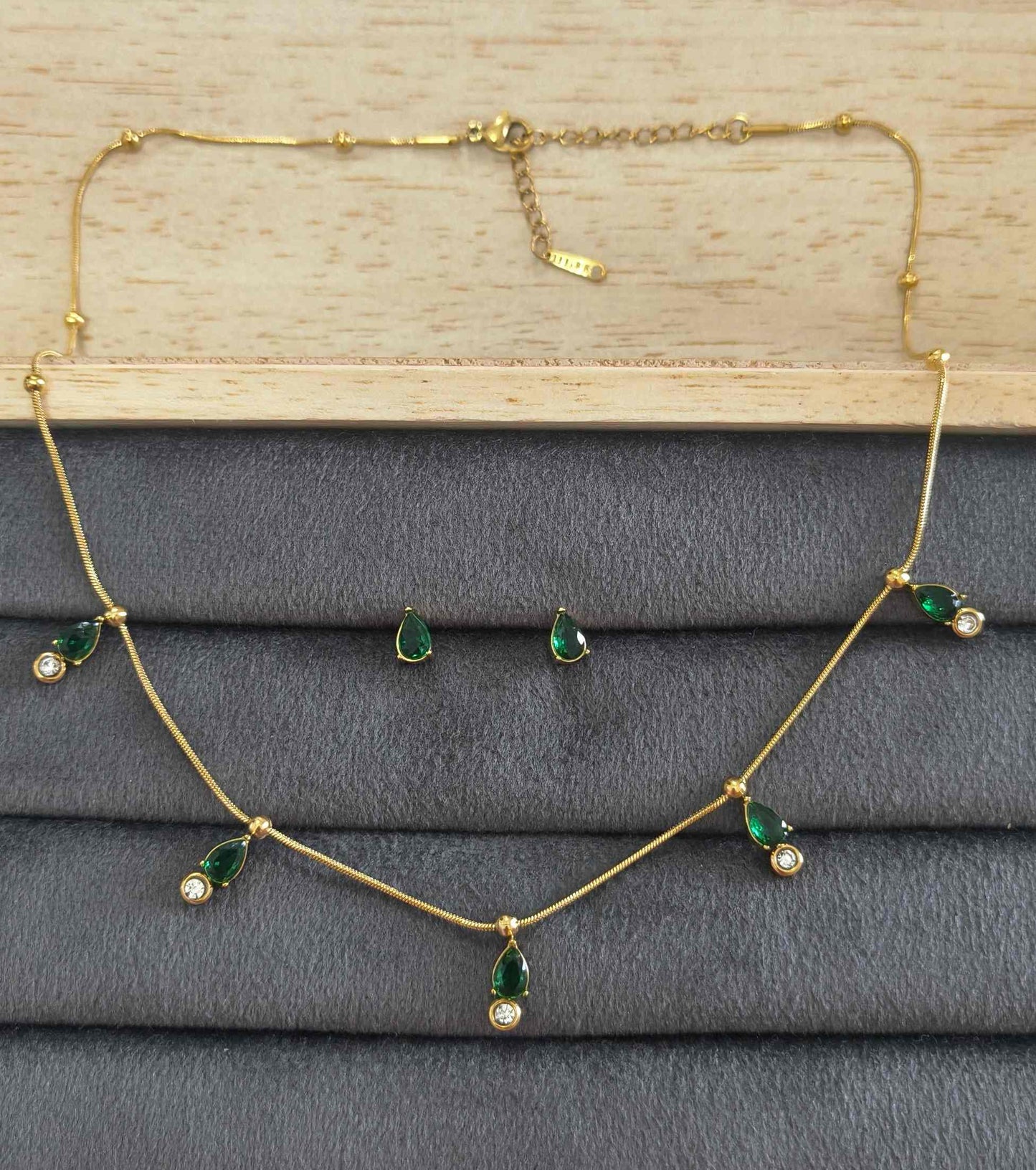 Anti Tarnish Green Teardrop Diamond Necklace With Earrings