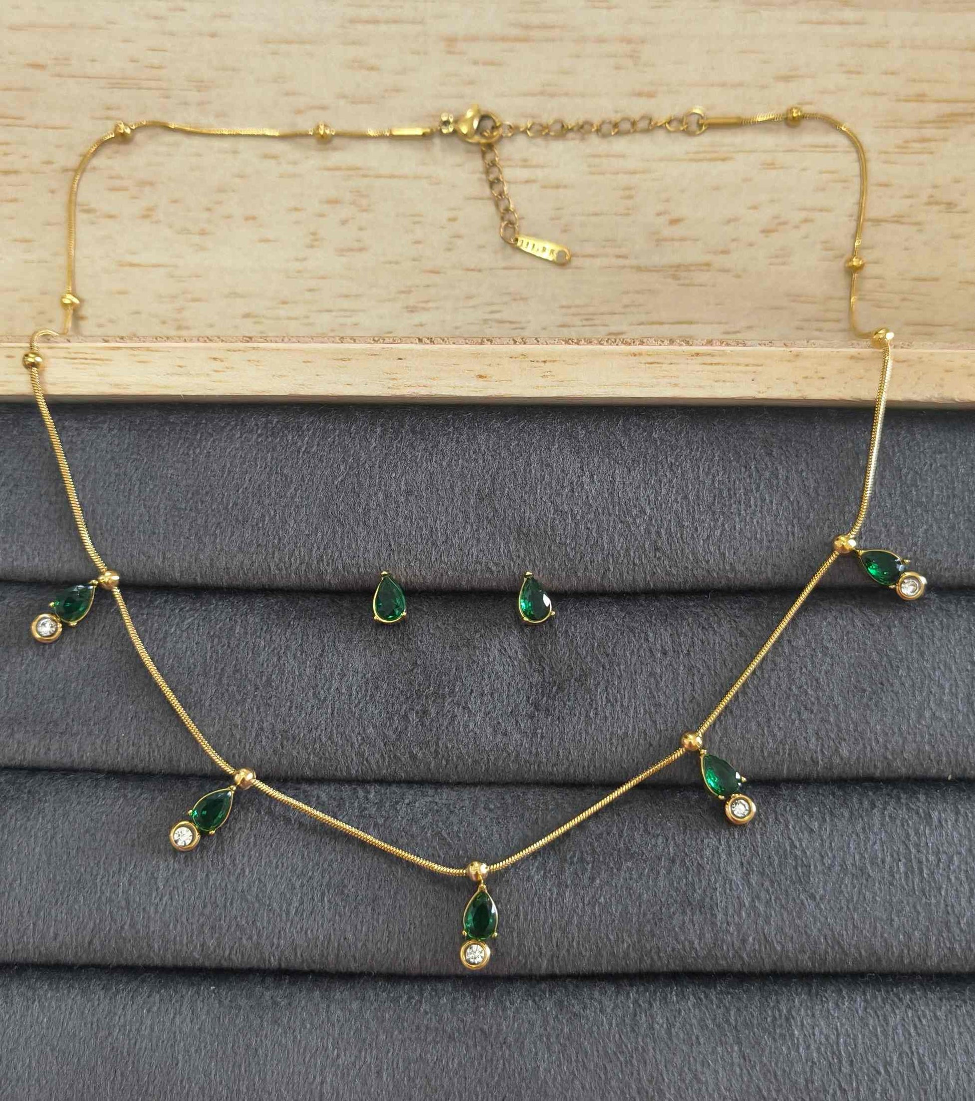 Anti Tarnish Green Teardrop Diamond Necklace With Earrings