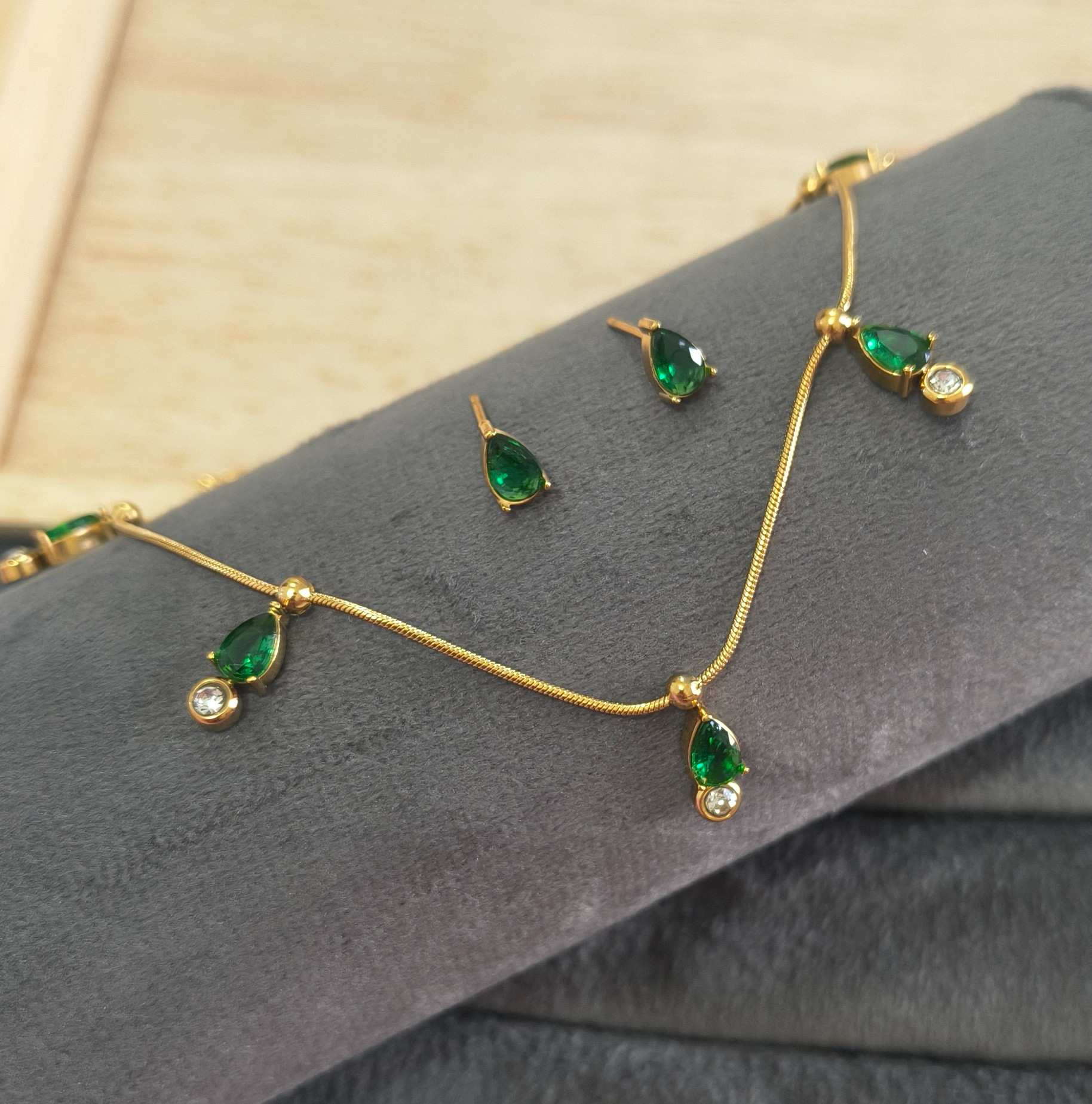 Anti Tarnish Green Teardrop Diamond Necklace With Earrings