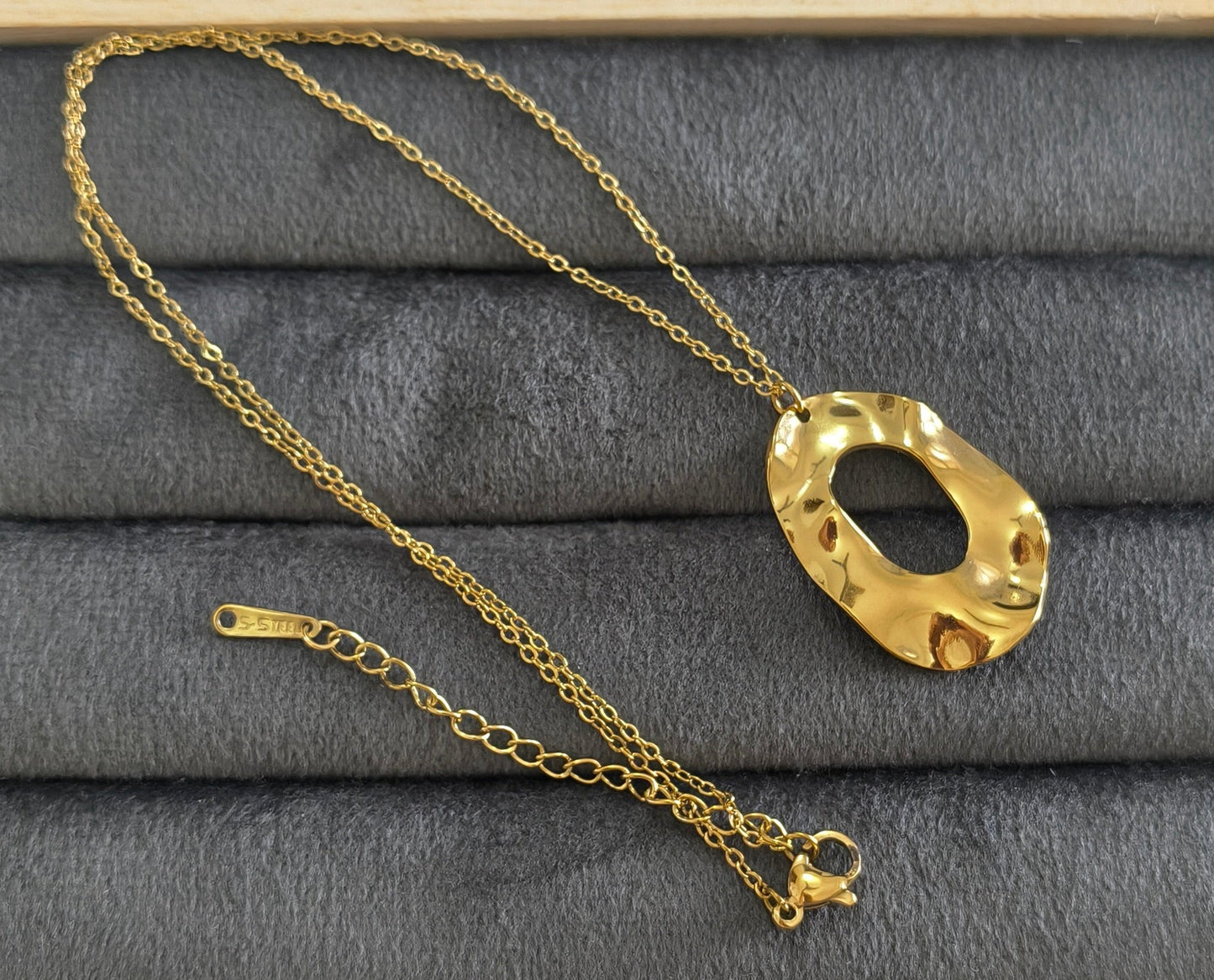 Anti Tarnish Hollow Round Pendant Necklace 18K Gold Plated