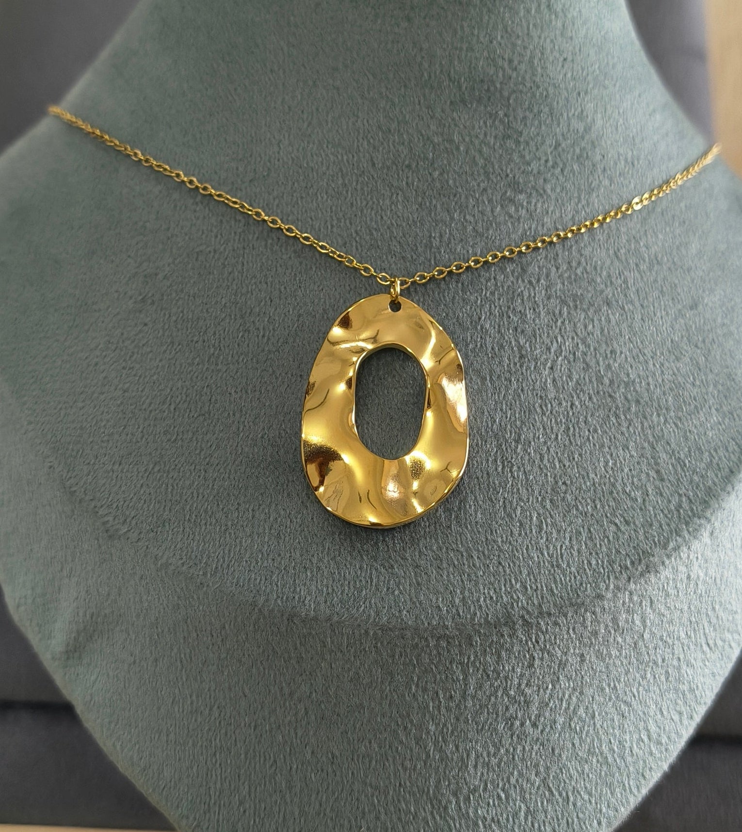 Anti Tarnish Hollow Round Pendant Necklace 18K Gold Plated