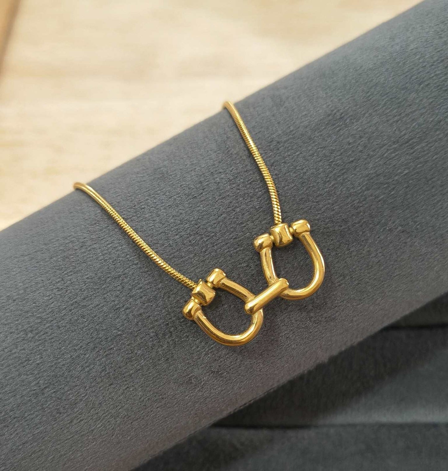 Anti Tarnish Horseshoe Pendant Necklace 18K Gold Plated