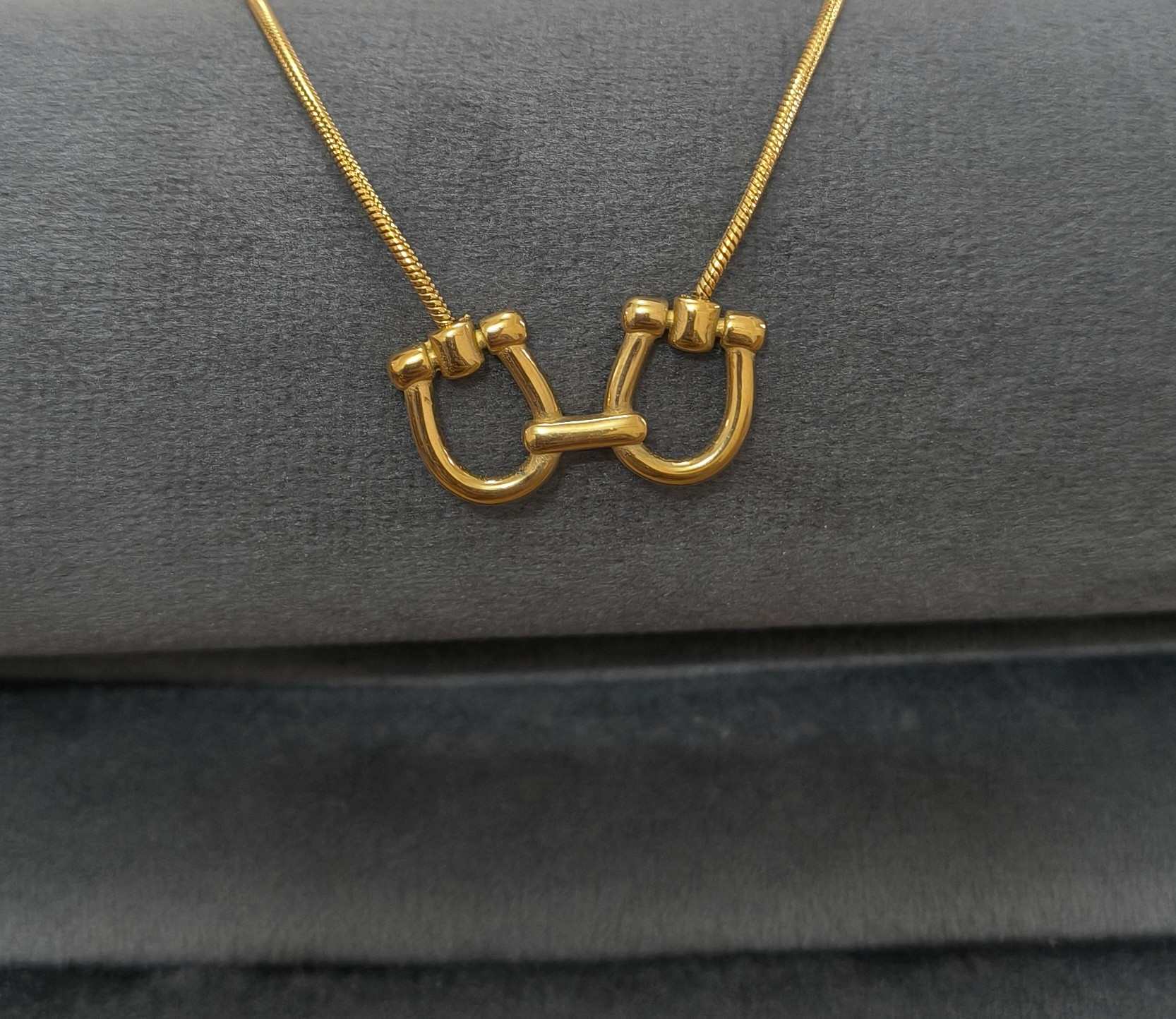 Anti Tarnish Horseshoe Pendant Necklace 18K Gold Plated