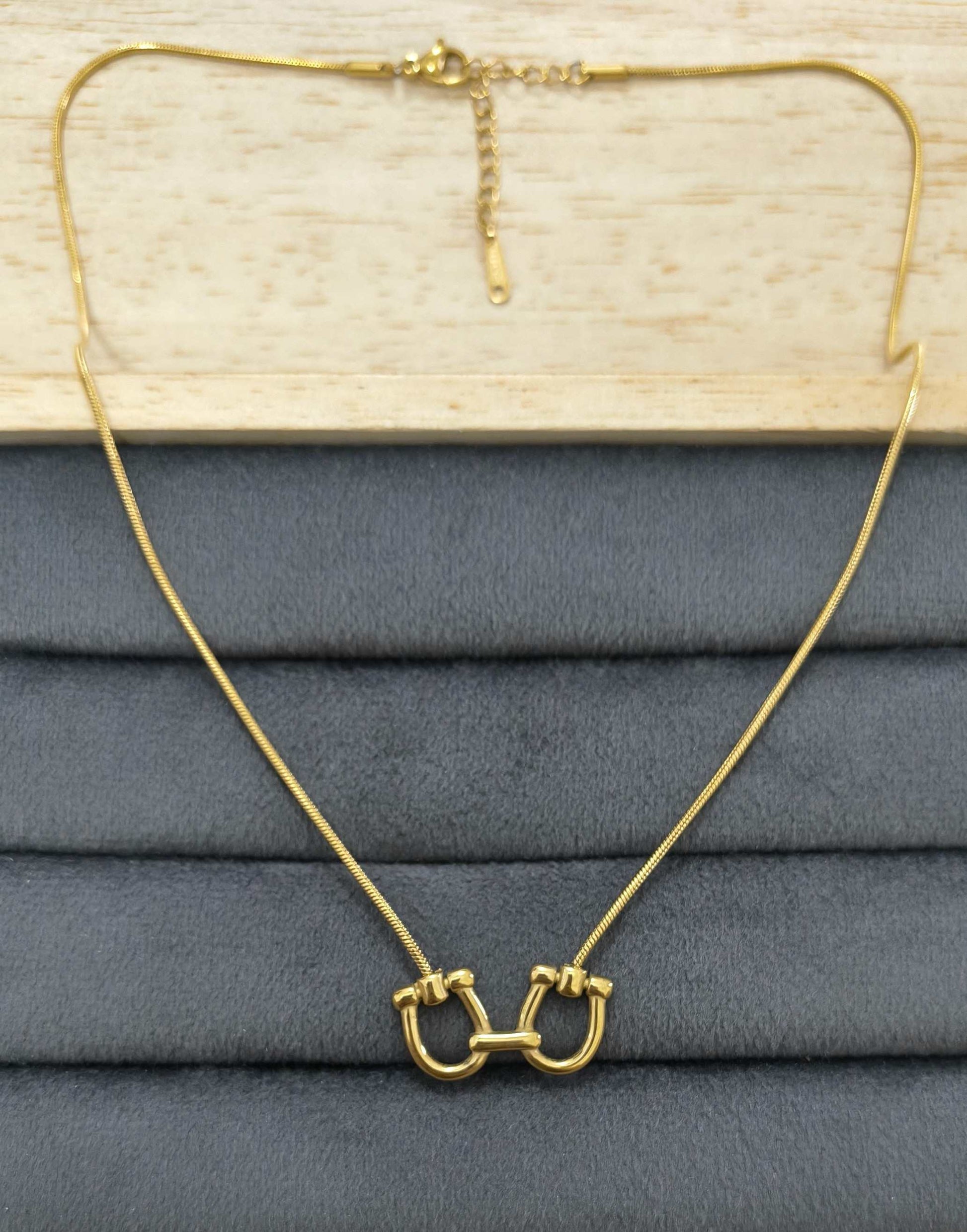 Anti Tarnish Horseshoe Pendant Necklace 18K Gold Plated