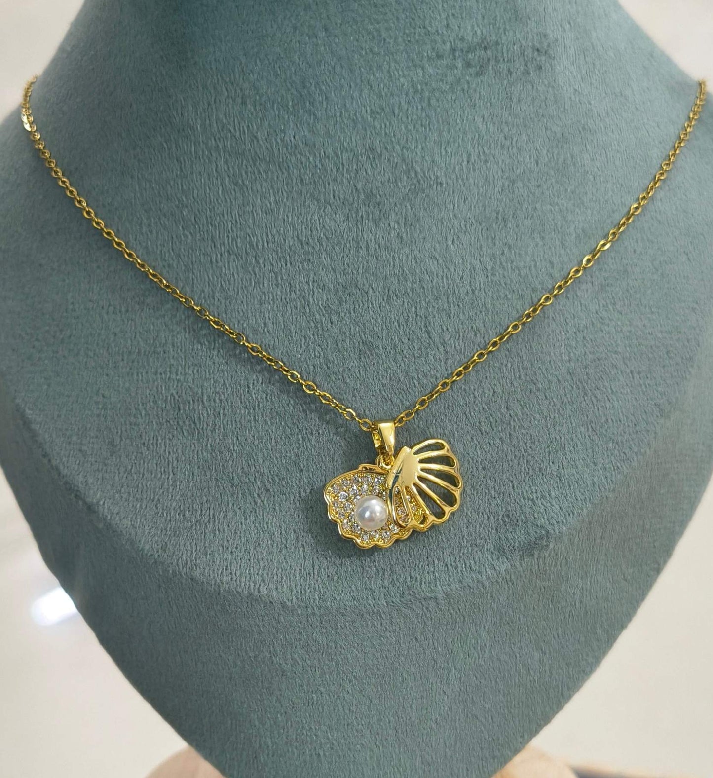 Pearl Seashell Shaped Pendant Necklace 18K Gold Plated