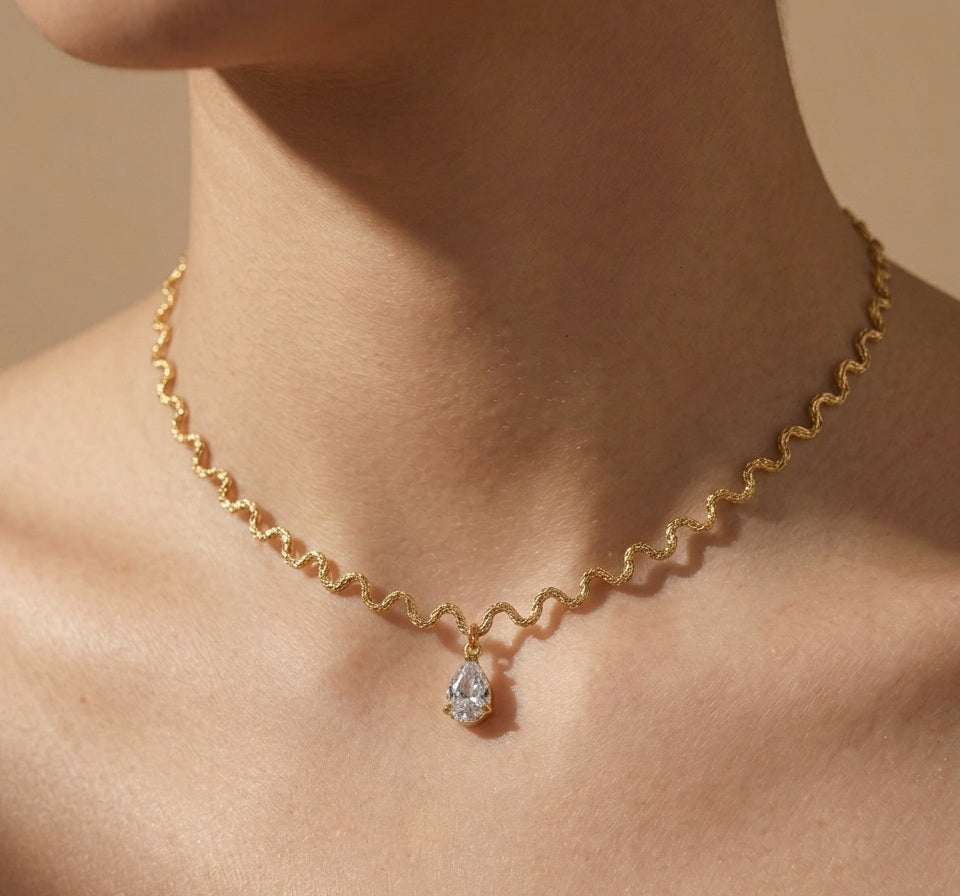Anti Tarnish Necklace Wavy Chain with Solitaire Pendant 18K