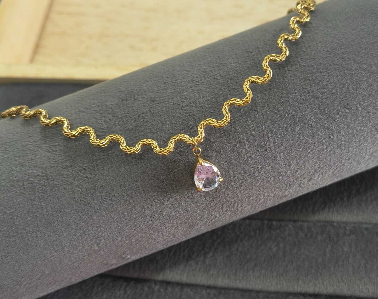 Anti Tarnish Necklace Wavy Chain with Solitaire Pendant 18K
