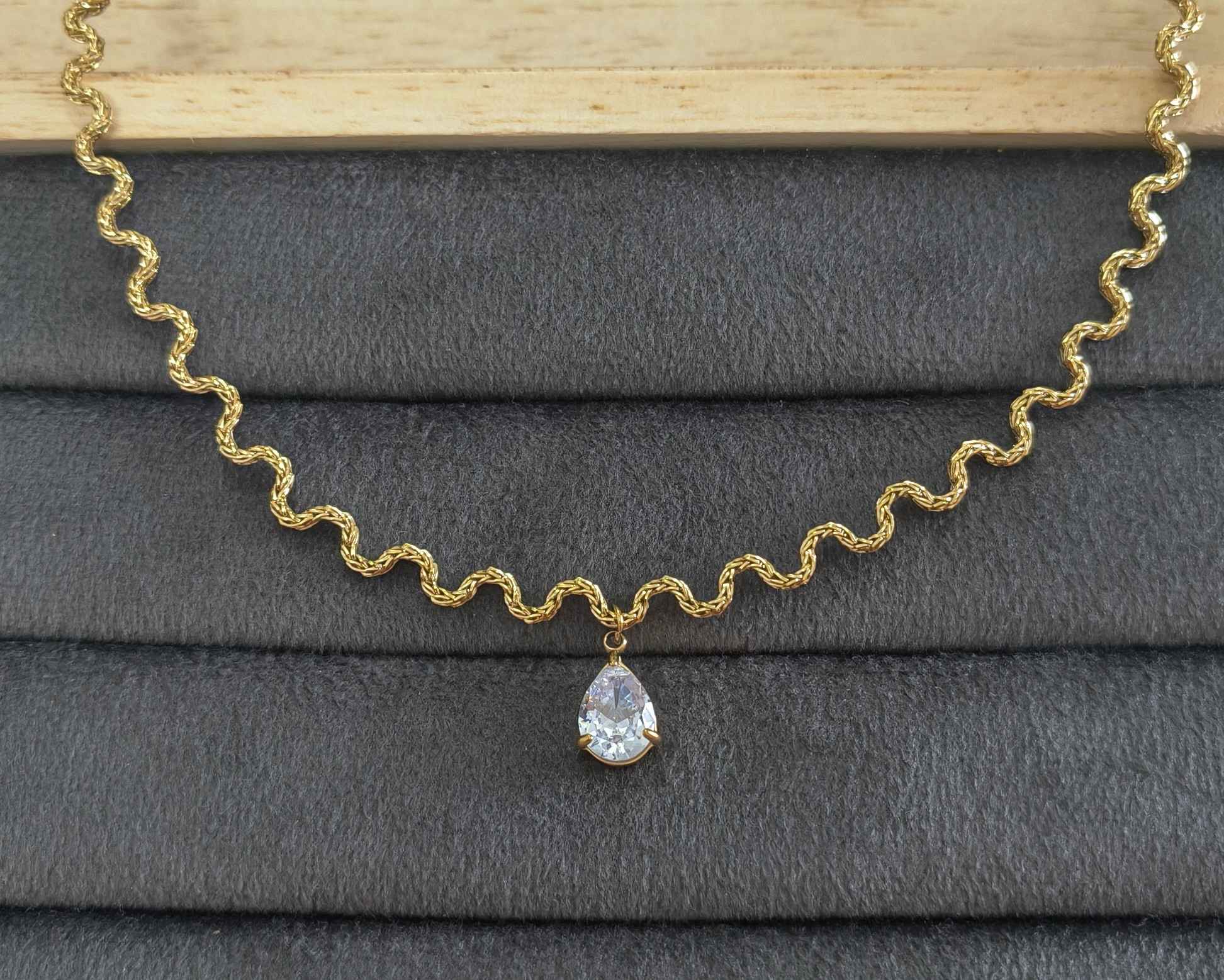 Anti Tarnish Necklace Wavy Chain with Solitaire Pendant 18K