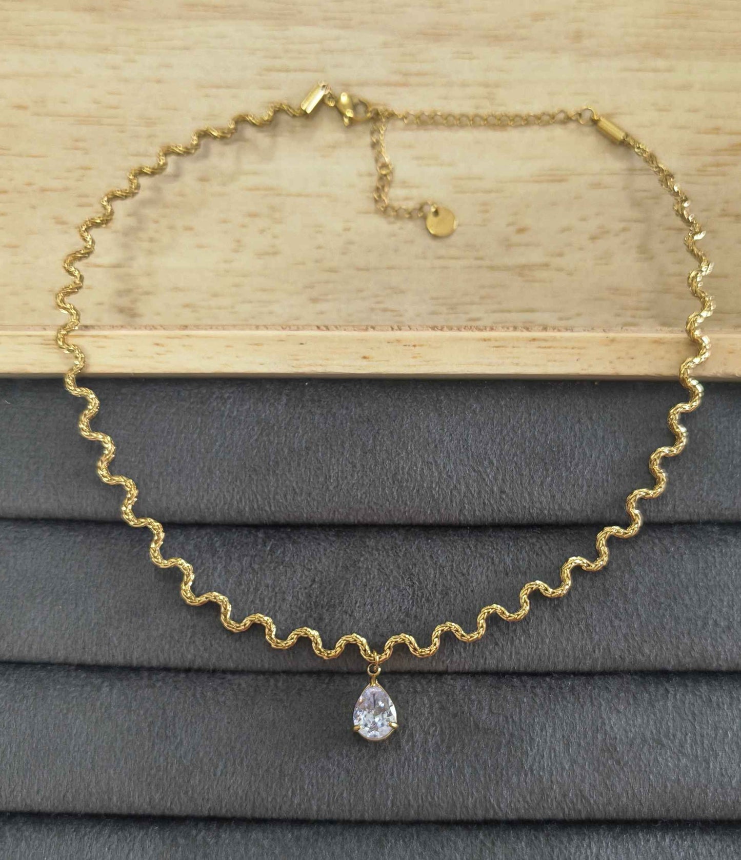 Anti Tarnish Necklace Wavy Chain with Solitaire Pendant 18K