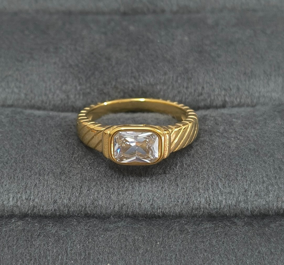 Anti Tarnish Ring Clear Solitaire Ring Unisex 18K Gold Plated