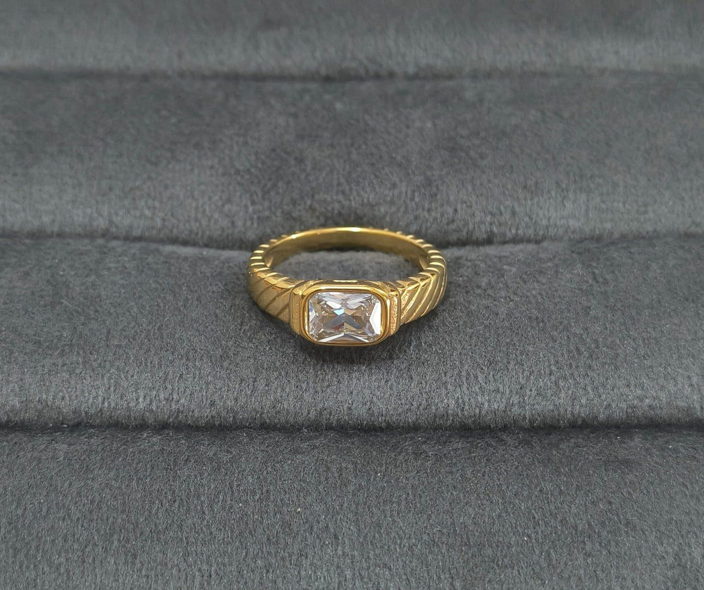 Anti Tarnish Ring Clear Solitaire Ring Unisex 18K Gold Plated