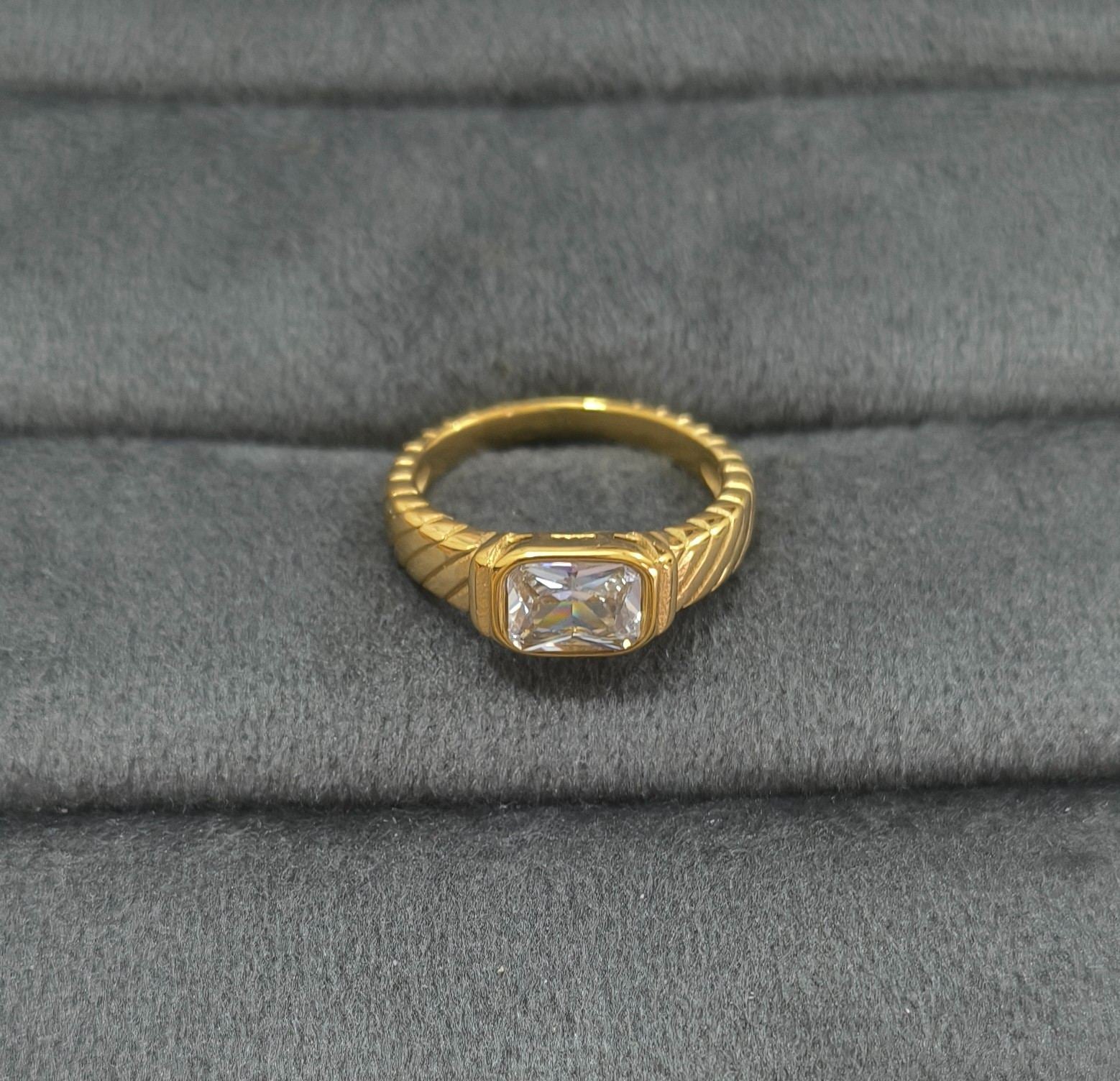 Anti Tarnish Ring Clear Solitaire Ring Unisex 18K Gold Plated