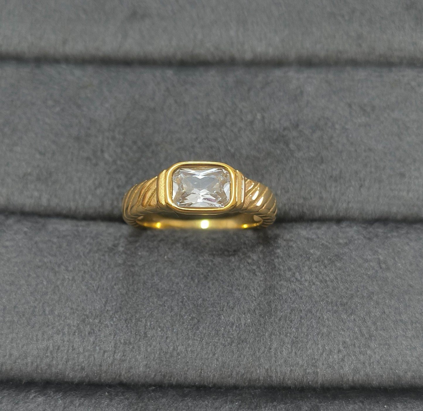 Anti Tarnish Ring Clear Solitaire Ring Unisex 18K Gold Plated