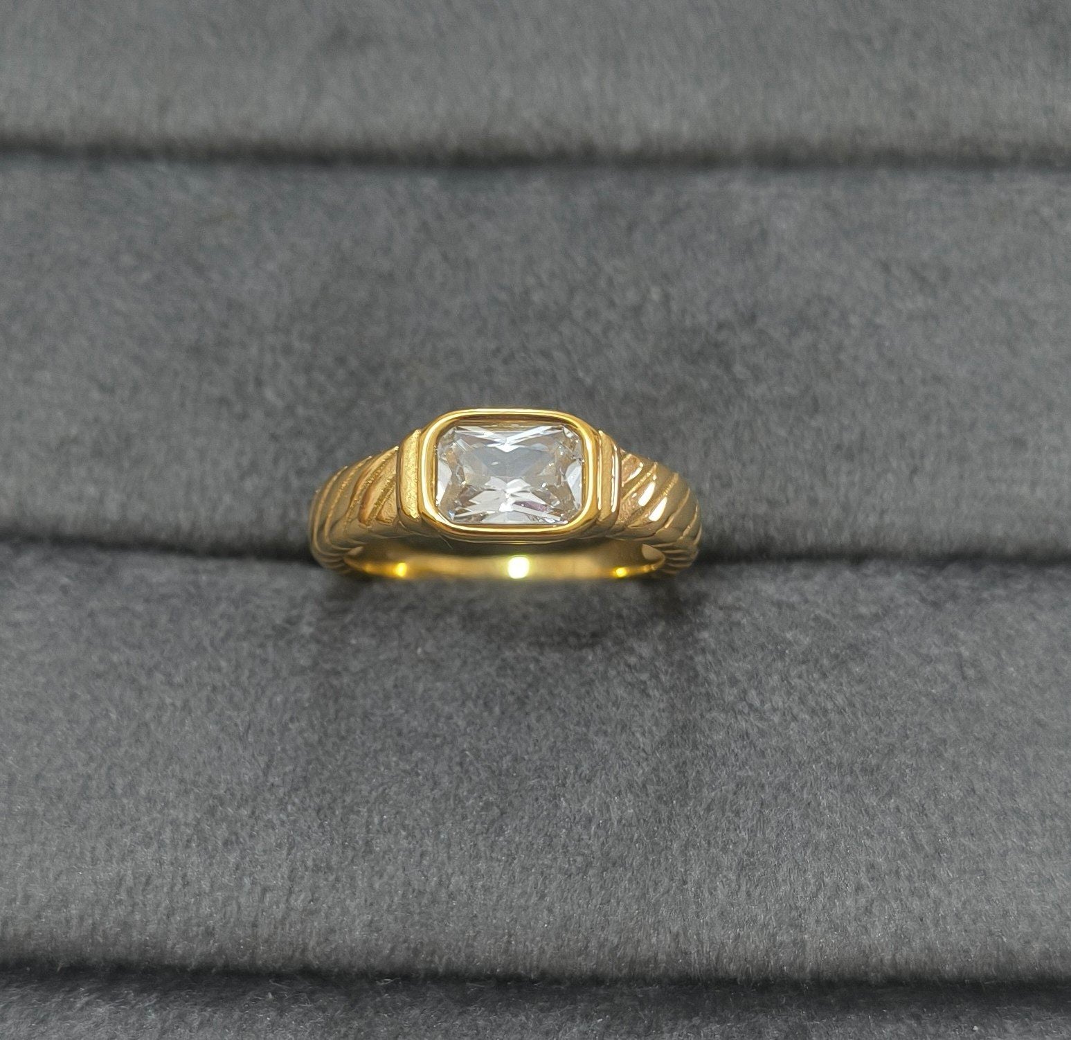 Anti Tarnish Ring Clear Solitaire Ring Unisex 18K Gold Plated