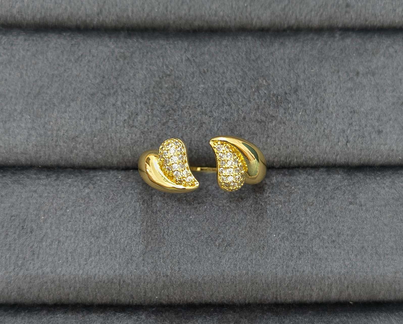 Anti Tarnish Ring Shiny Hearts Ring 18K Gold Plated
