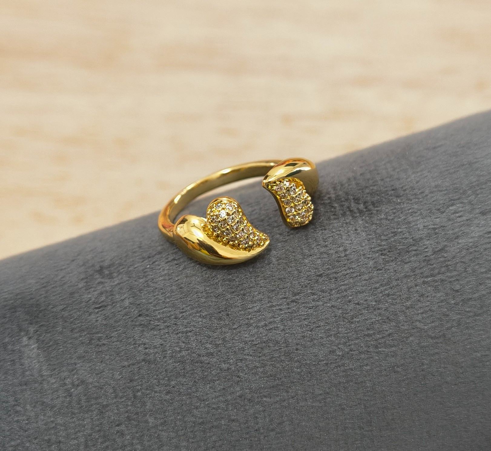 Anti Tarnish Ring Shiny Hearts Ring 18K Gold Plated