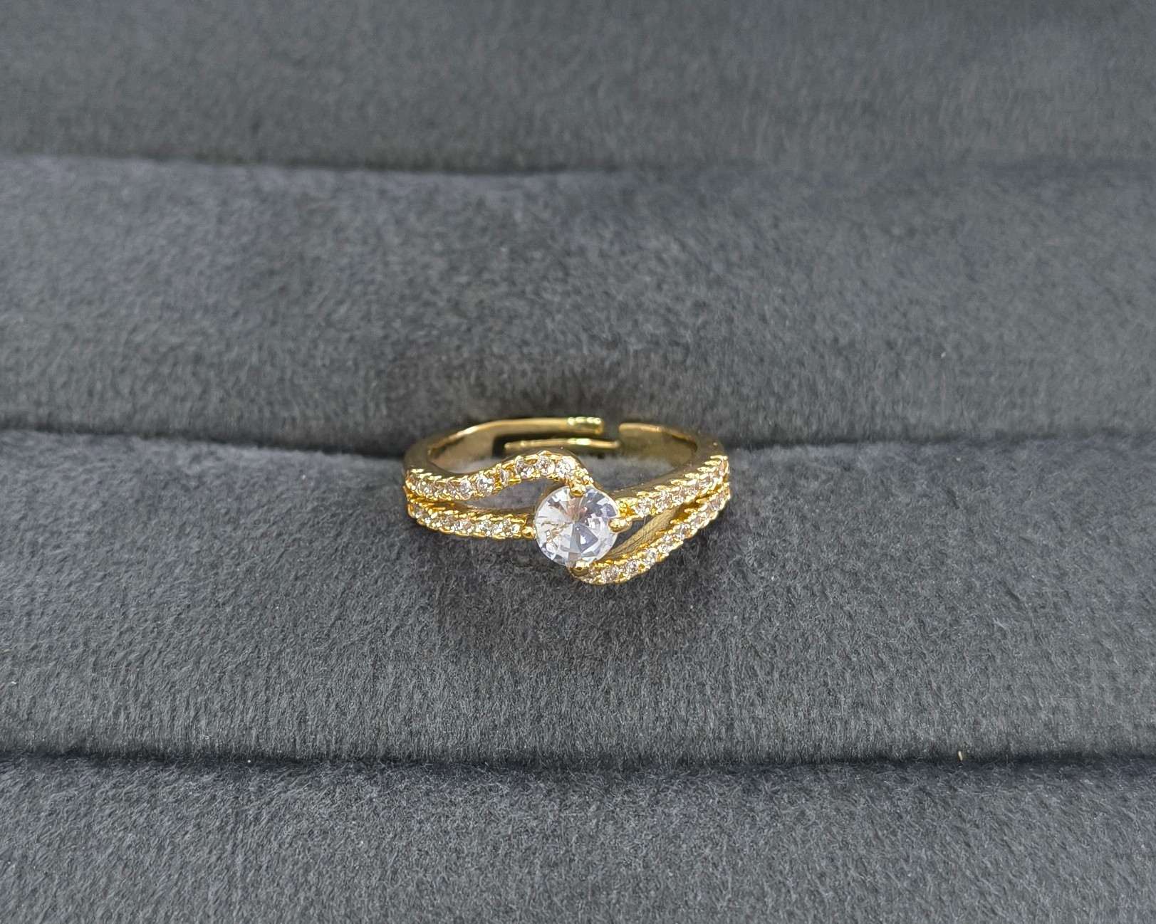Anti Tarnish Ring Shiny Solitaire Ring 18K Gold Plated