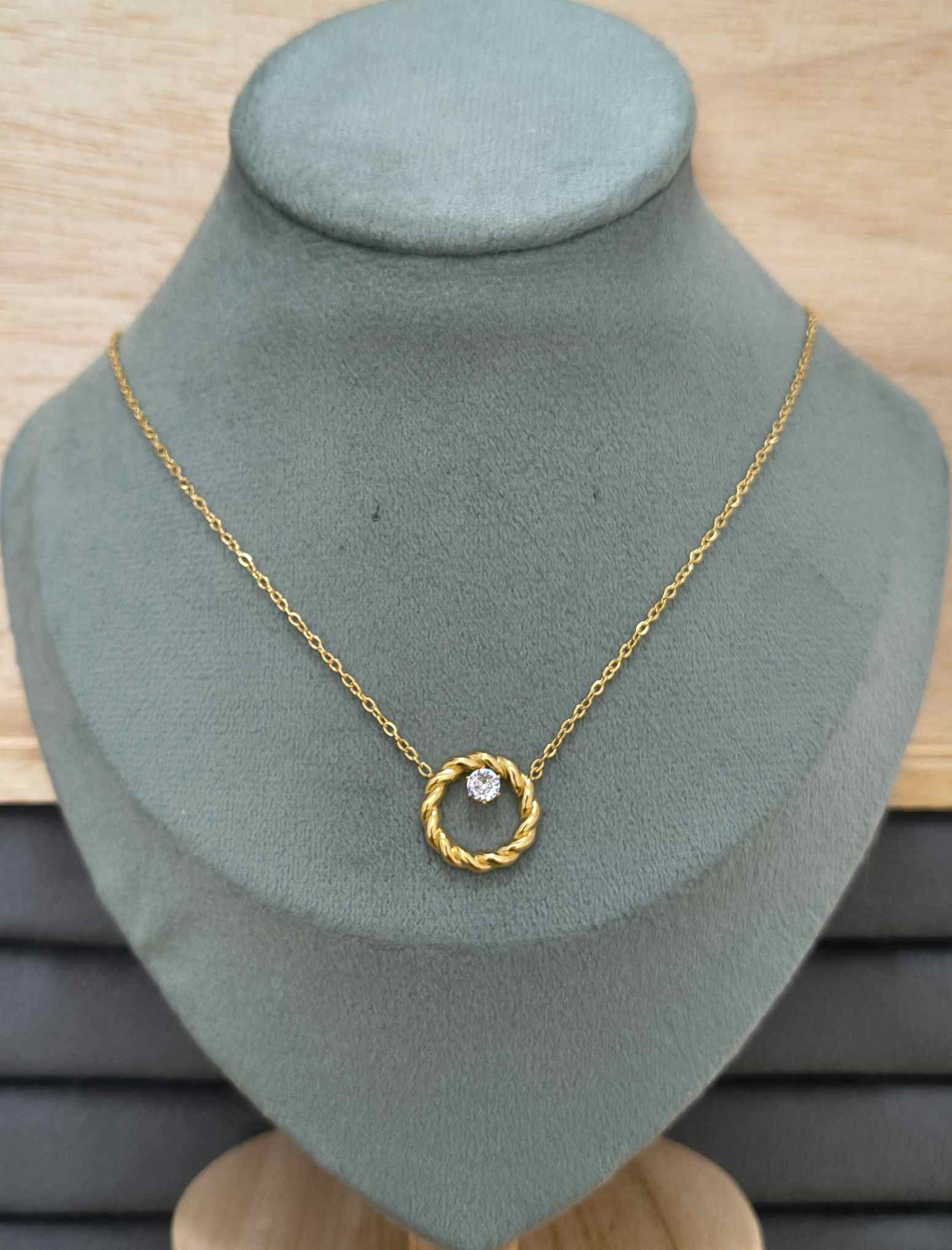 Anti Tarnish Round Stone Pendant Necklace 18K Gold Plated