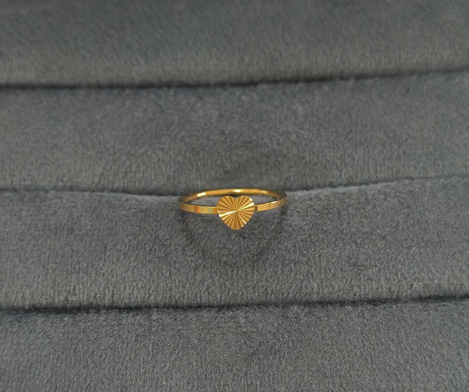 Anti Tarnish Sleek Band Cute Heart Ring 18K Gold Plated