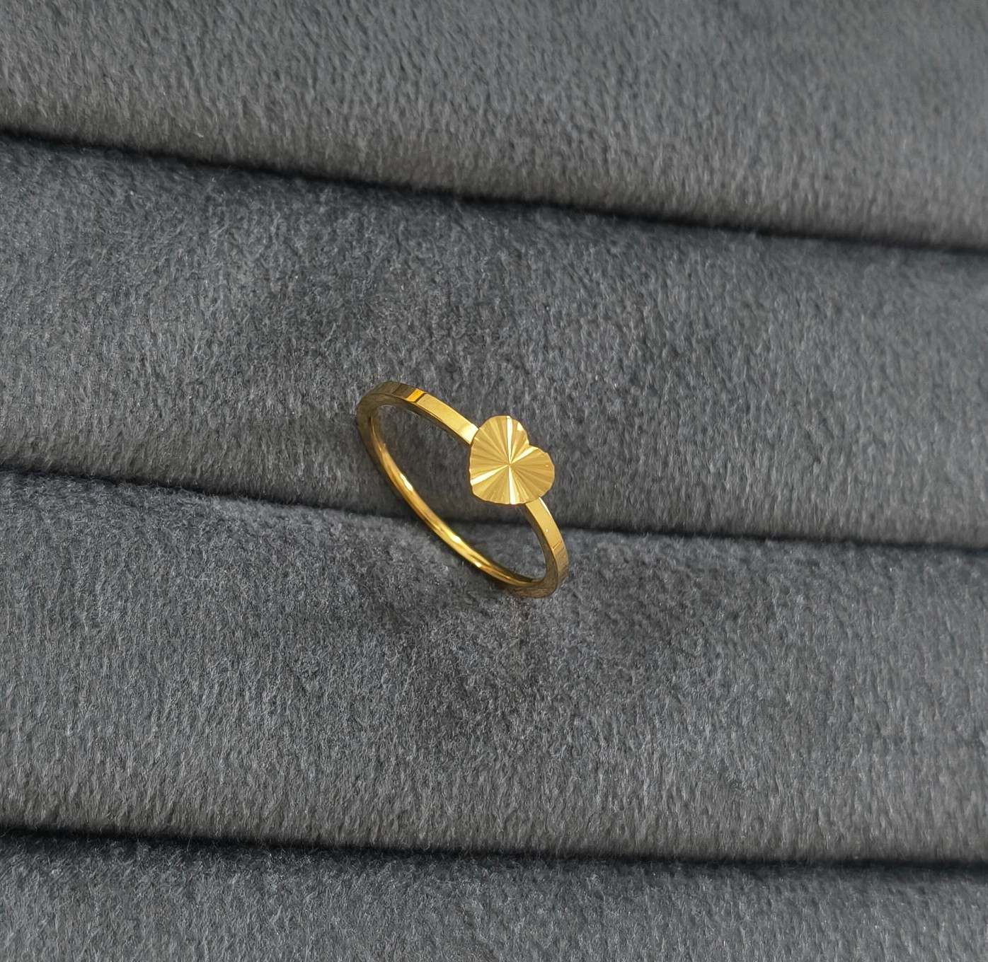 Anti Tarnish Sleek Band Cute Heart Ring 18K Gold Plated