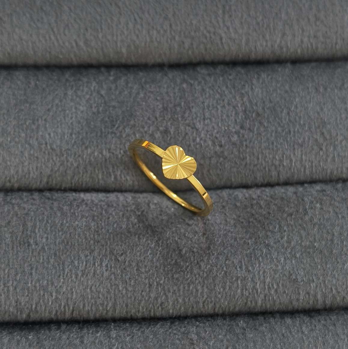 Anti Tarnish Sleek Band Cute Heart Ring 18K Gold Plated