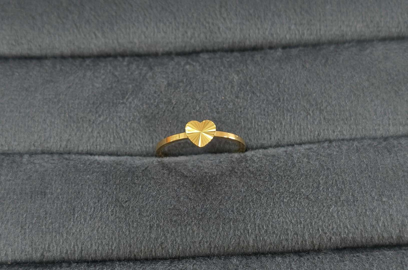 Anti Tarnish Sleek Band Cute Heart Ring 18K Gold Plated
