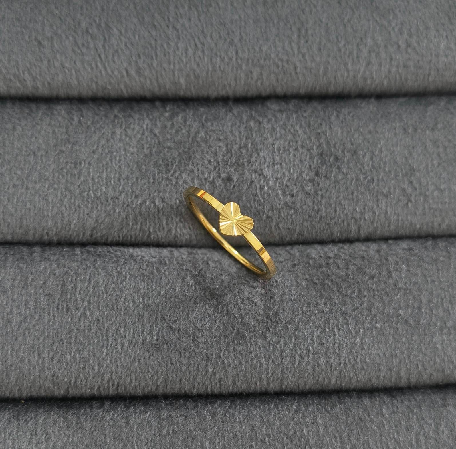 Anti Tarnish Sleek Band Mini Heart Ring 18K Gold Plated
