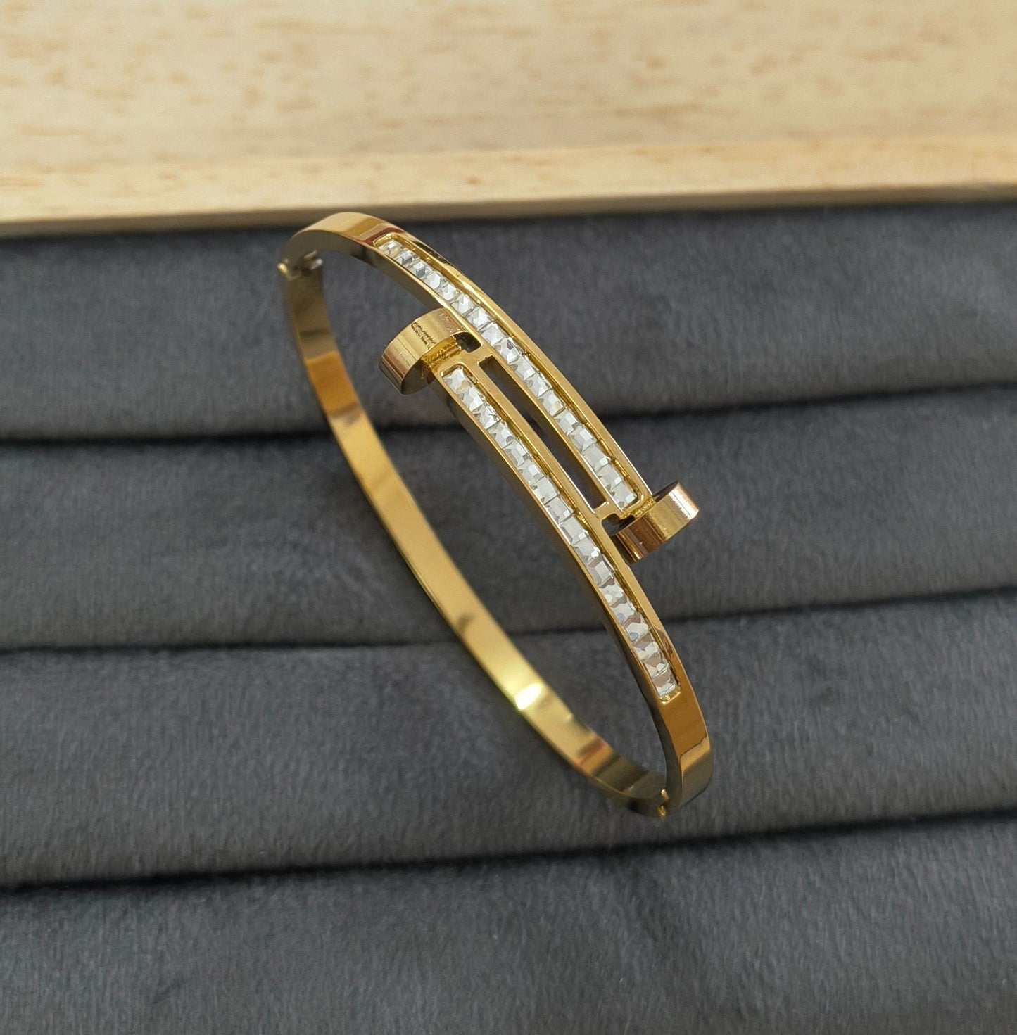 Anti Tarnish Sparkling Nail Bracelet 18K Gold Plated