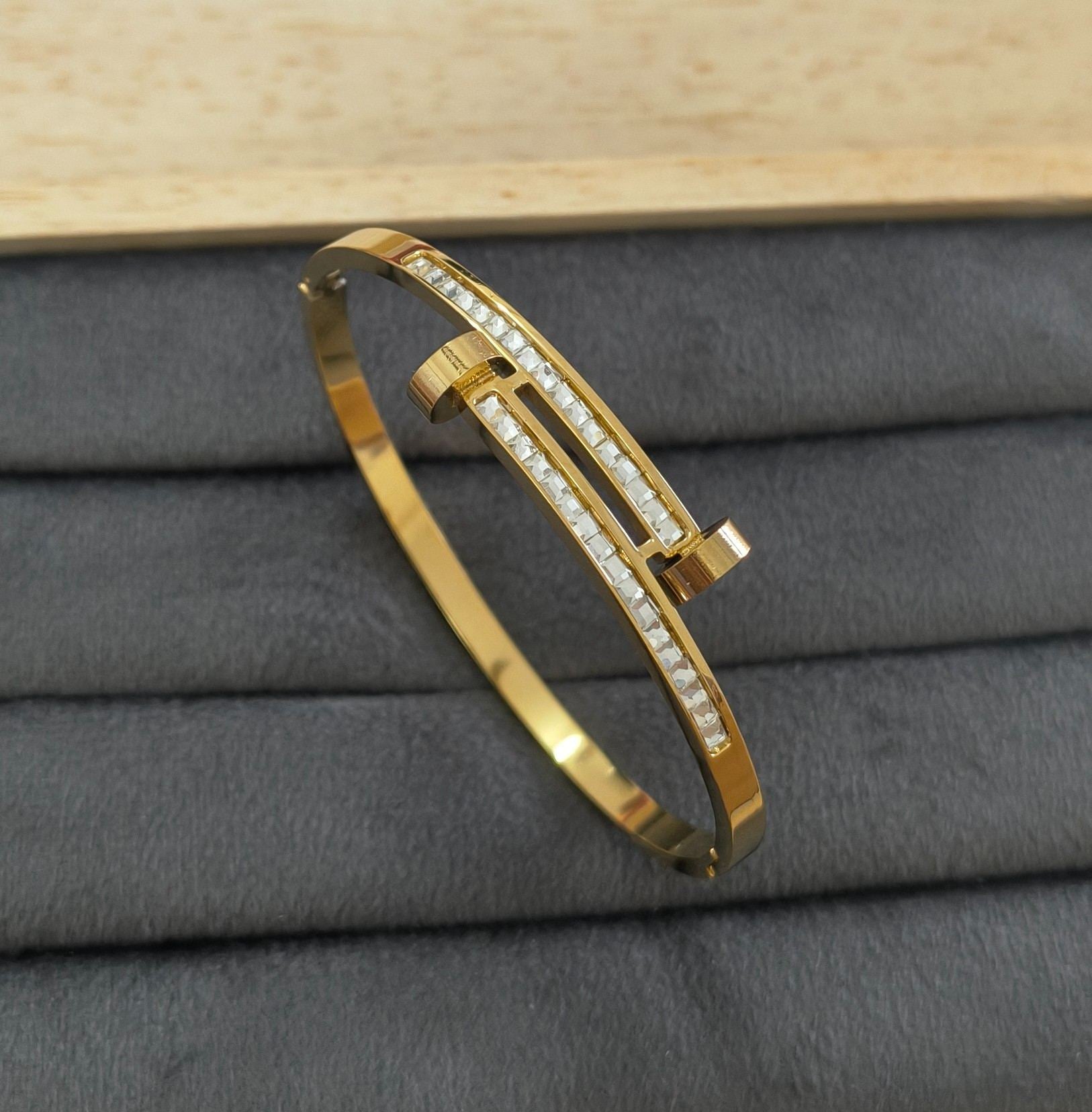 Anti Tarnish Sparkling Nail Bracelet 18K Gold Plated