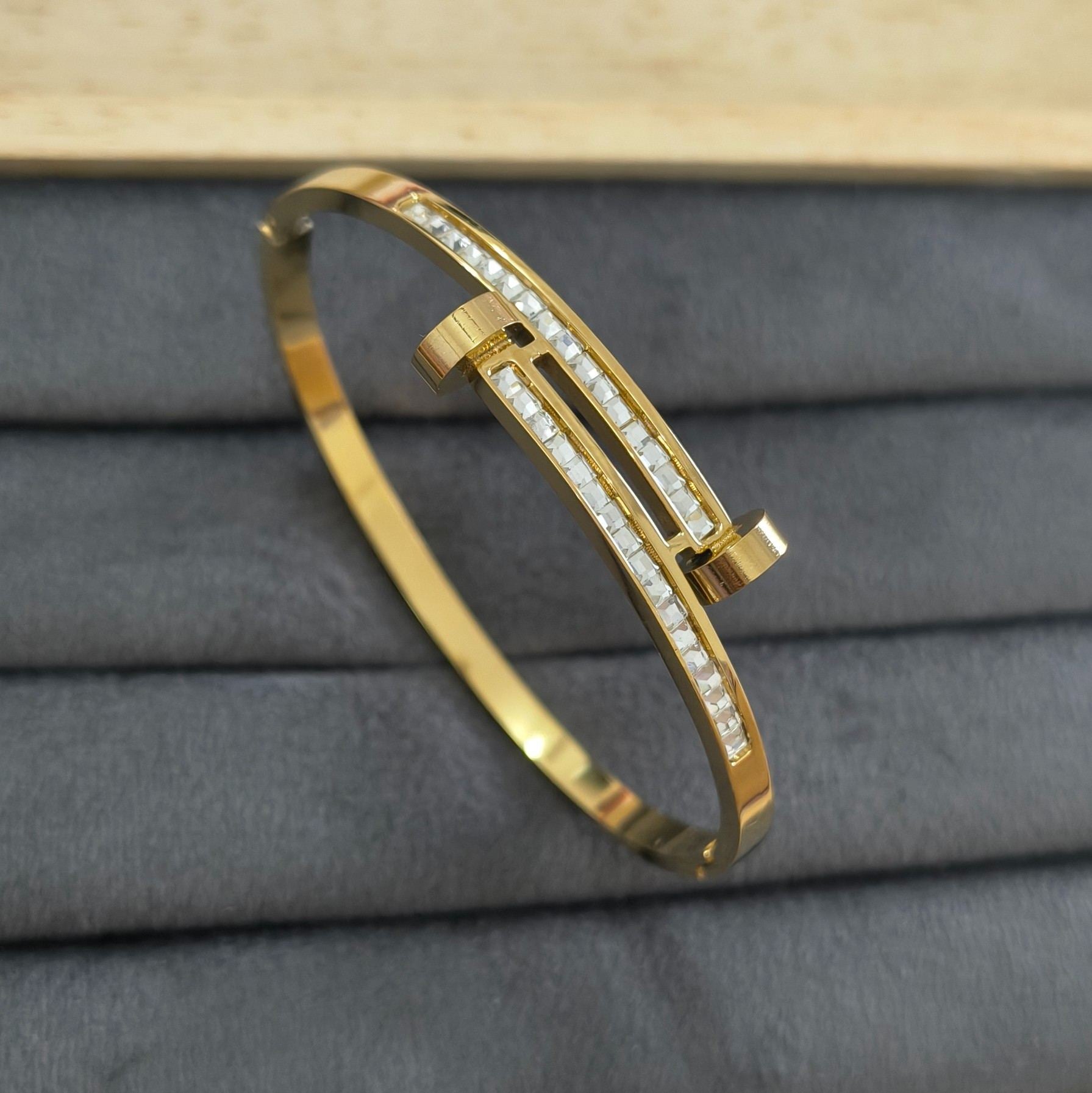 Anti Tarnish Sparkling Nail Bracelet 18K Gold Plated