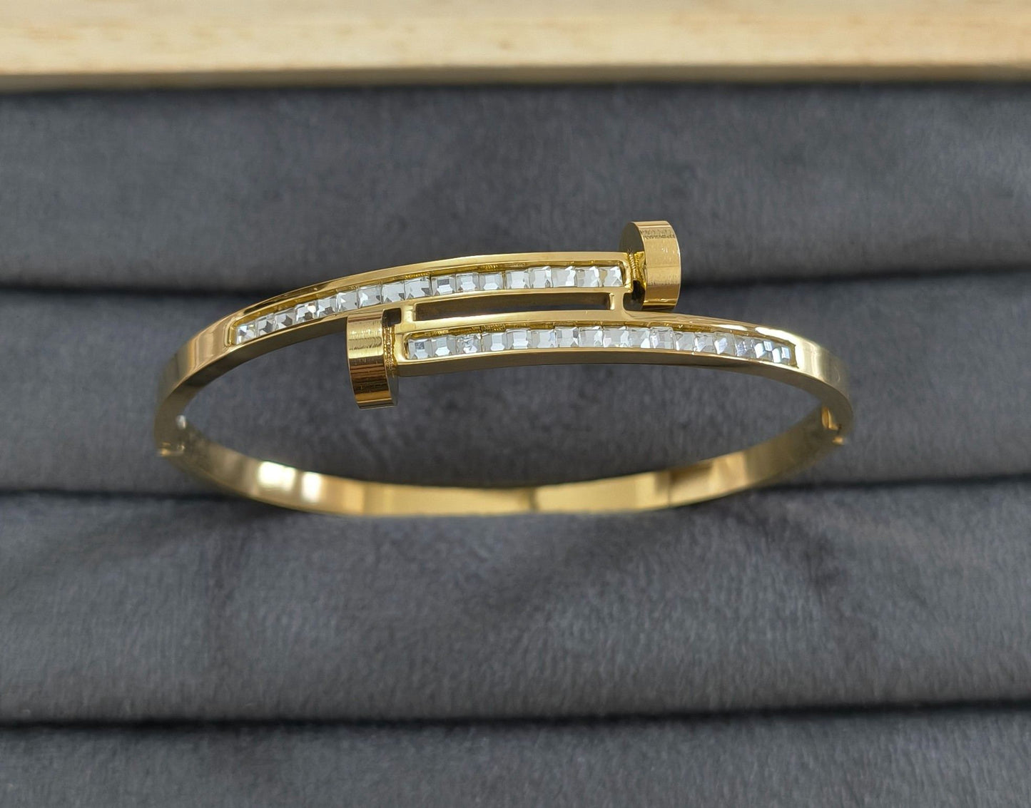 Anti Tarnish Sparkling Nail Bracelet 18K Gold Plated