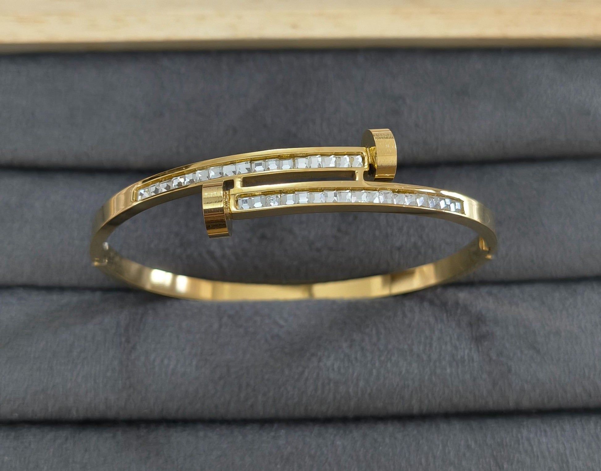 Anti Tarnish Sparkling Nail Bracelet 18K Gold Plated