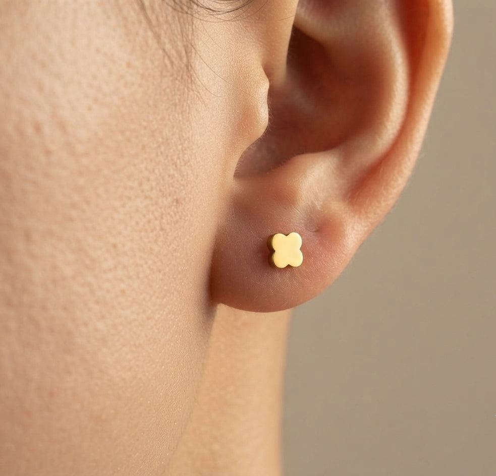 Anti Tarnish Unisex Flat Clover Studs 18K Gold Plated