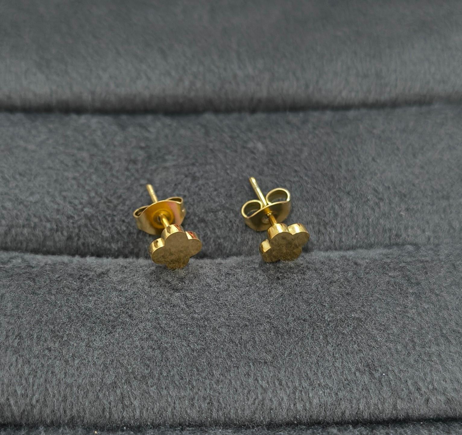 Anti Tarnish Unisex Flat Clover Studs 18K Gold Plated