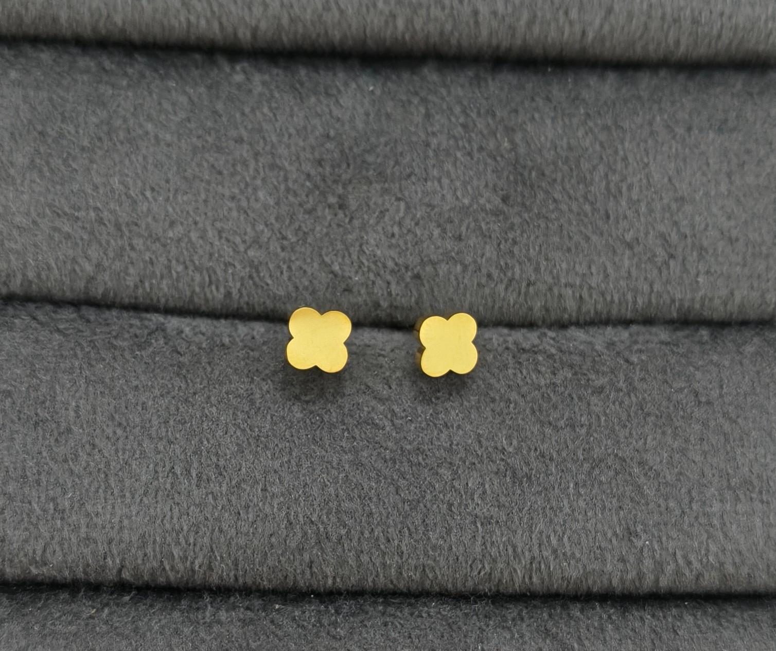 Anti Tarnish Unisex Flat Clover Studs 18K Gold Plated