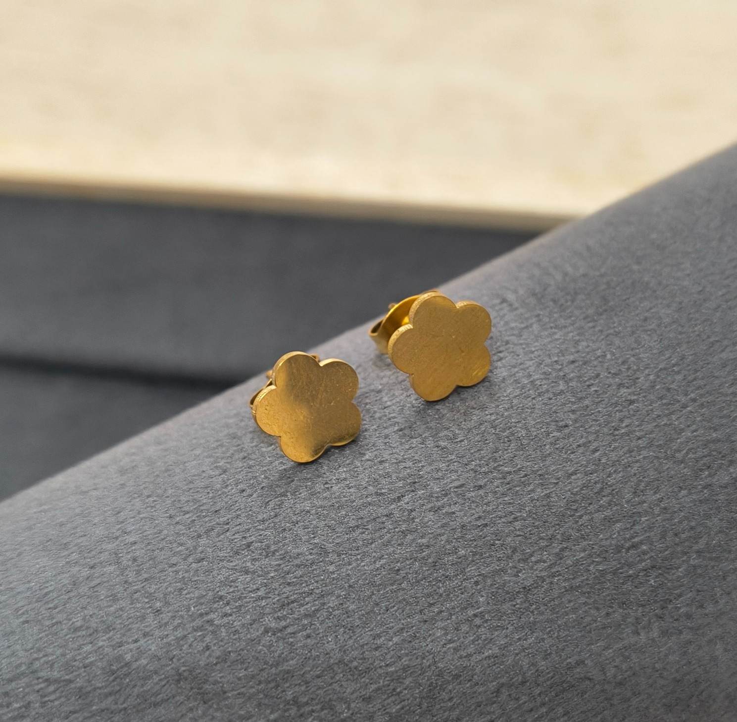 Anti Tarnish Unisex Flat Floral Studs 18K Gold Plated