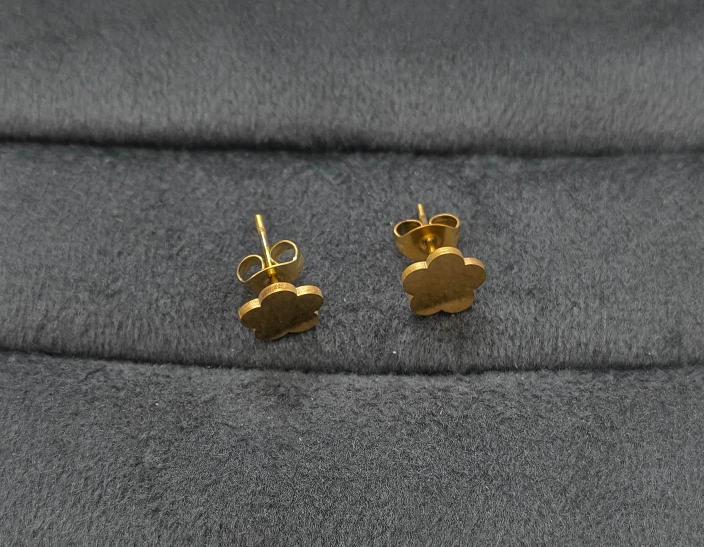 Anti Tarnish Unisex Flat Floral Studs 18K Gold Plated