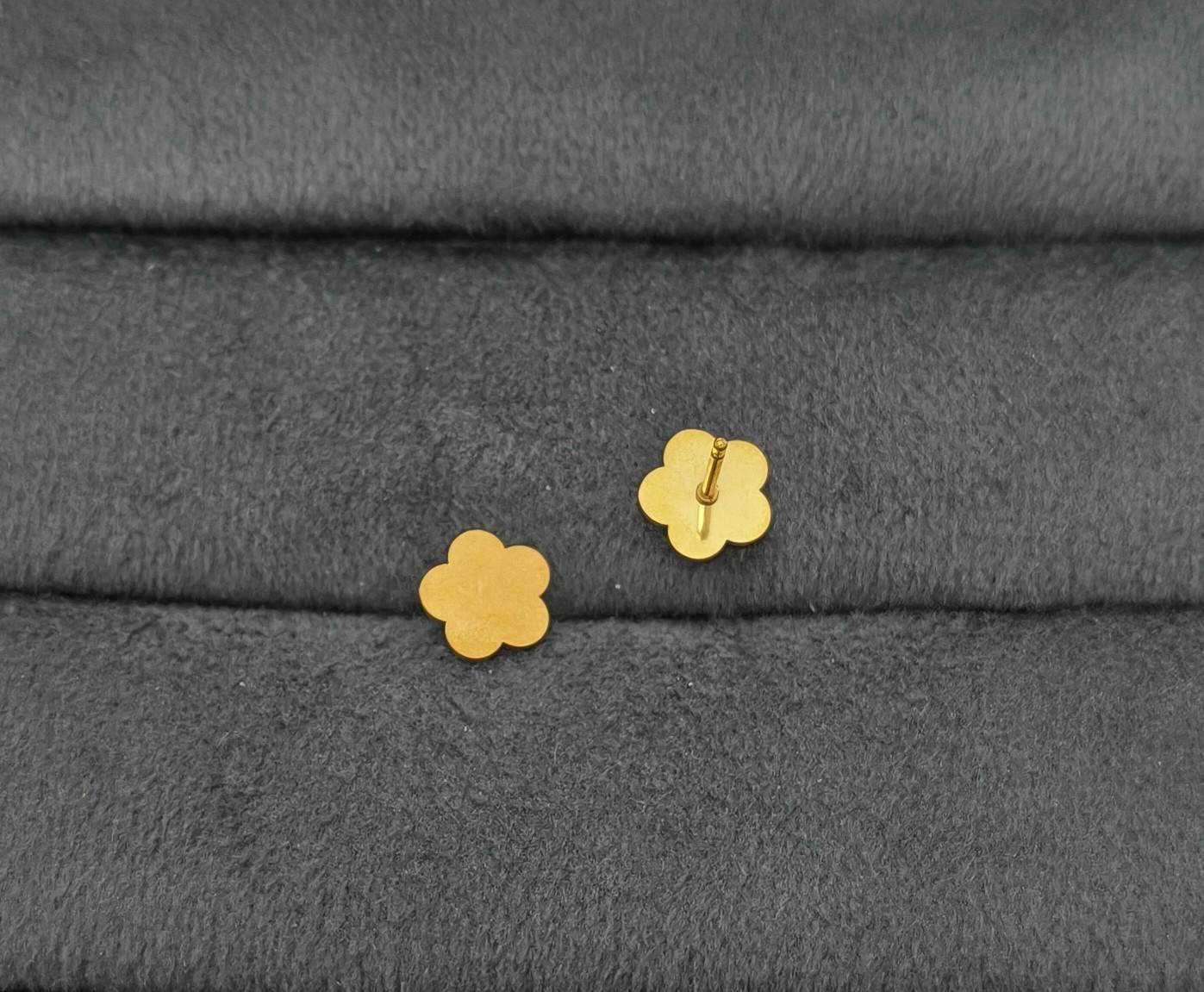 Anti Tarnish Unisex Flat Floral Studs 18K Gold Plated