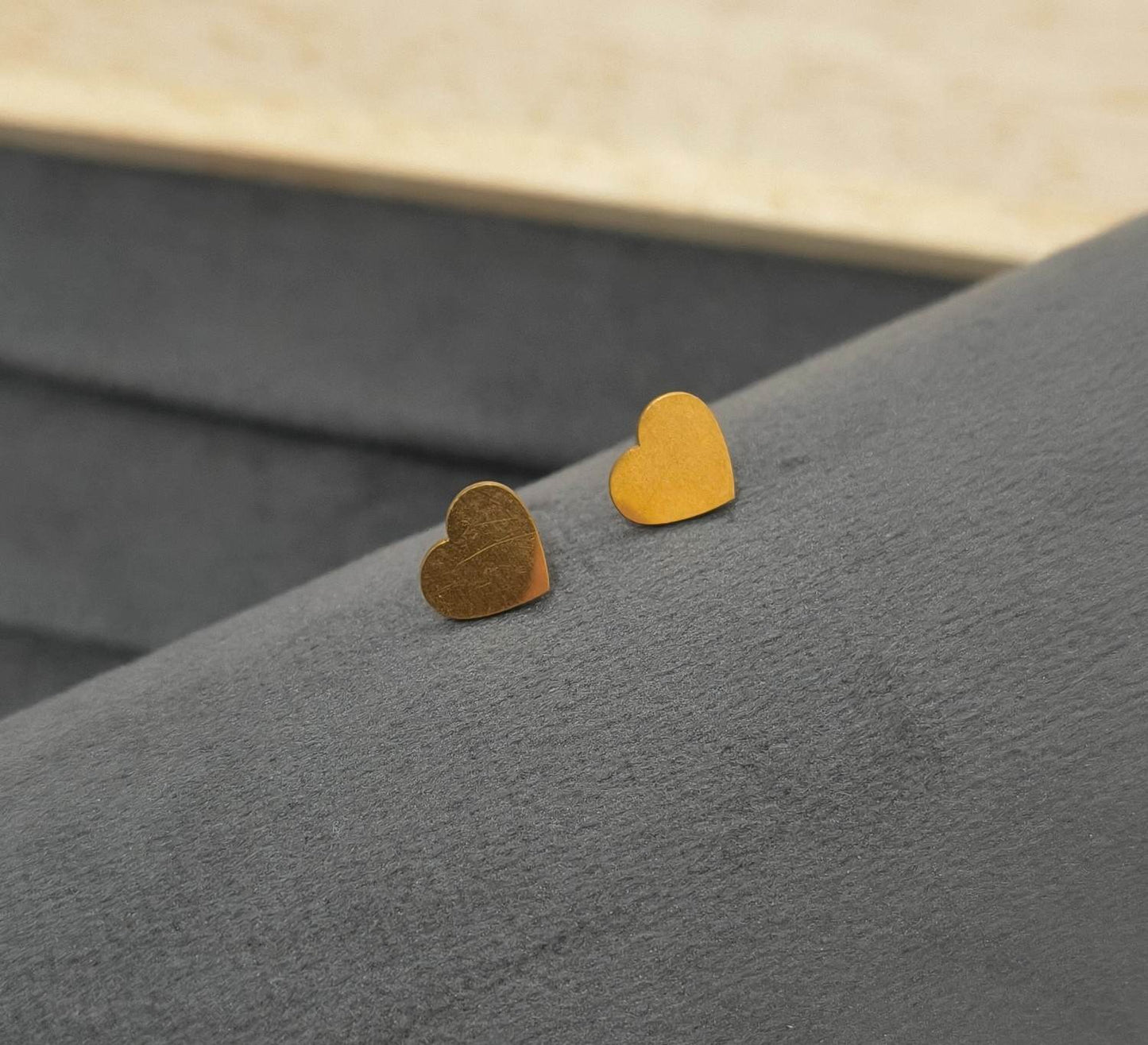Anti Tarnish Unisex Flat Heart Studs 18K Gold Plated
