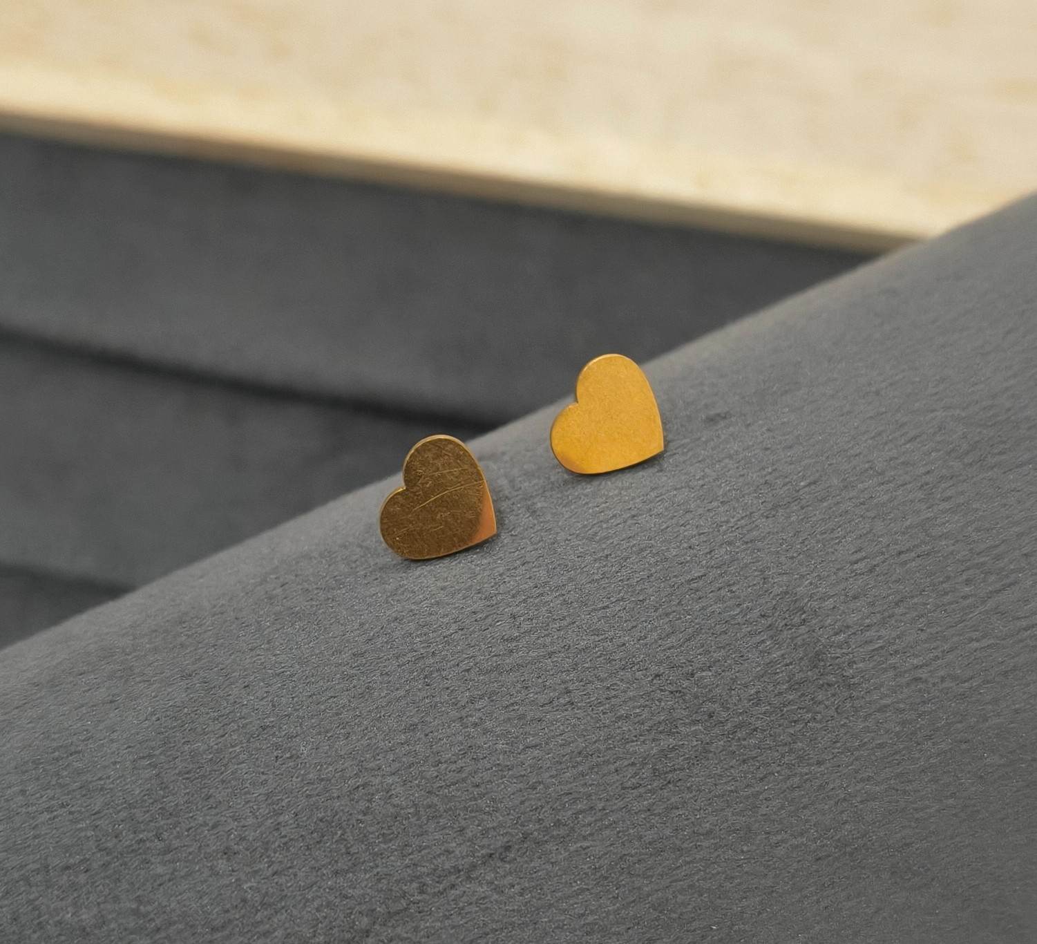 Anti Tarnish Unisex Flat Heart Studs 18K Gold Plated