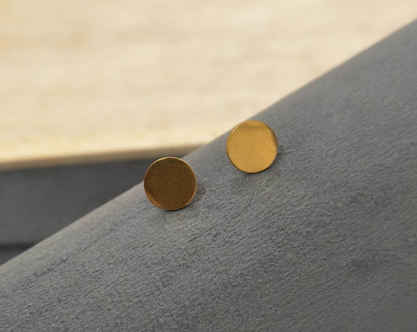 Anti Tarnish Unisex Flat Round Studs 18K Gold Plated