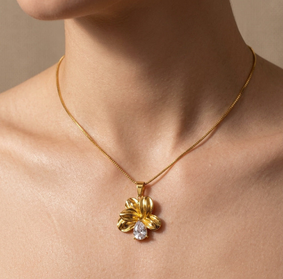 Anti Tarnish Vintage Flower Pendant Necklace 18K Gold Plated