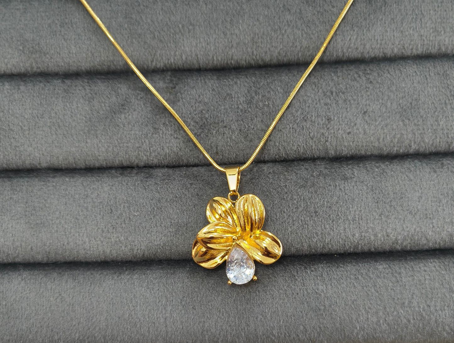 Anti Tarnish Vintage Flower Pendant Necklace 18K Gold Plated