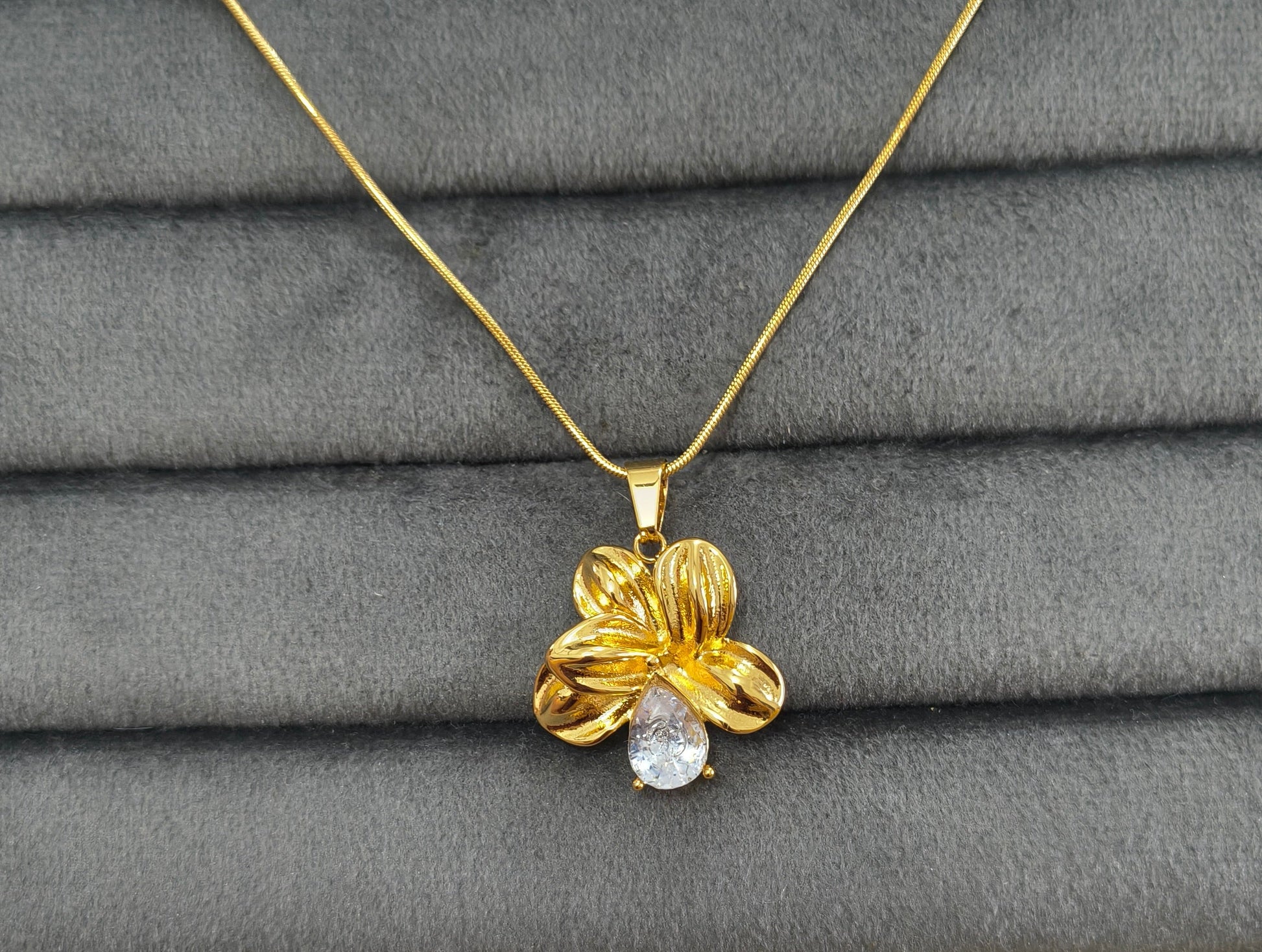 Anti Tarnish Vintage Flower Pendant Necklace 18K Gold Plated