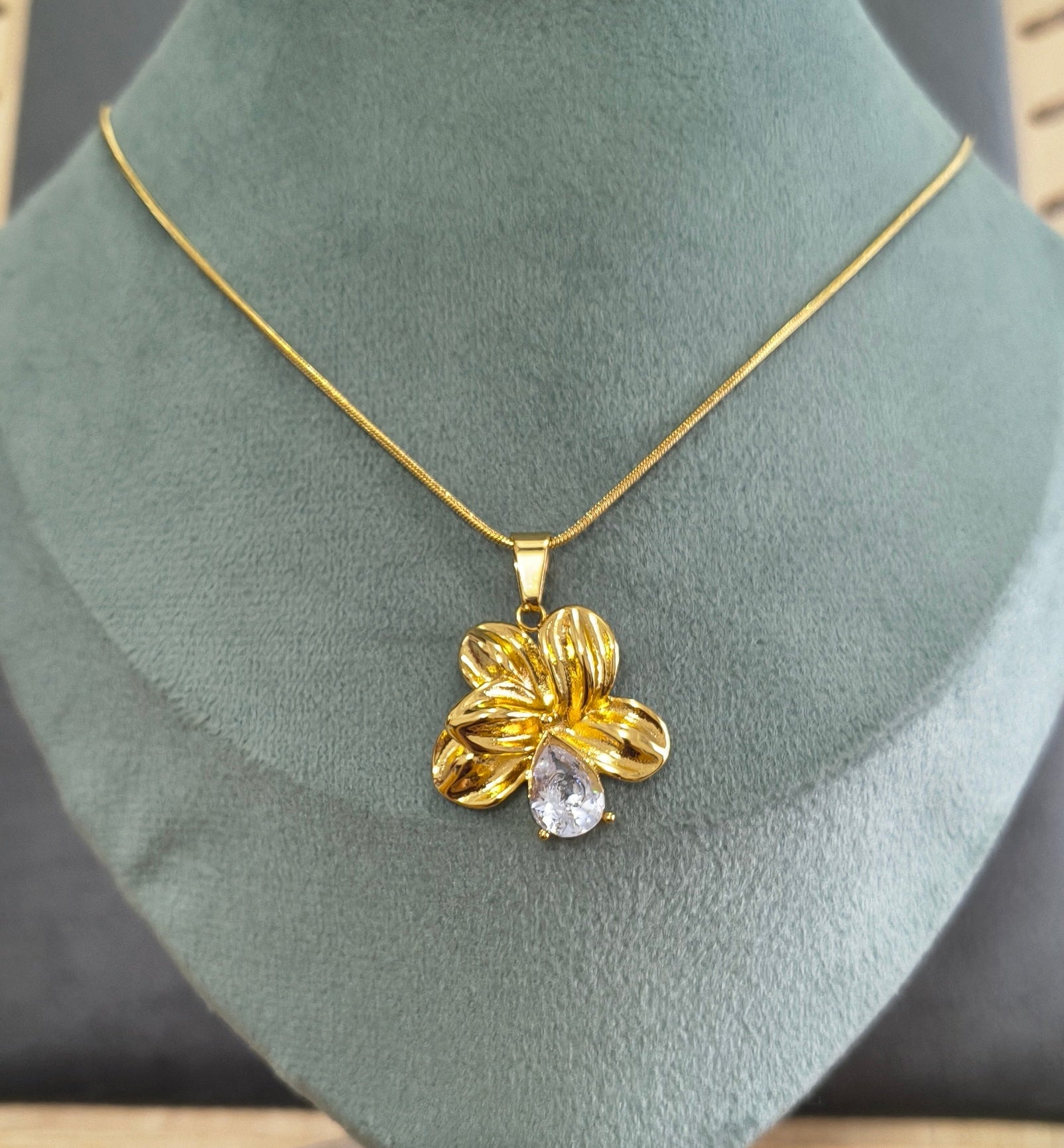 Anti Tarnish Vintage Flower Pendant Necklace 18K Gold Plated