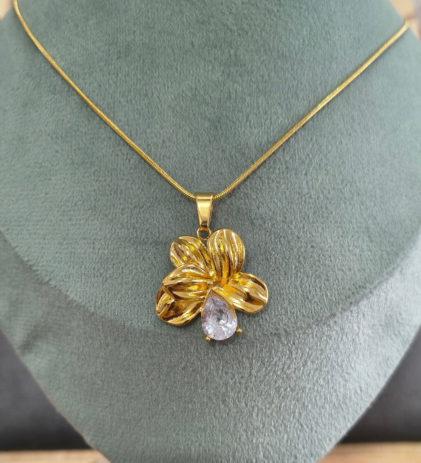 Anti Tarnish Vintage Flower Pendant Necklace 18K Gold Plated