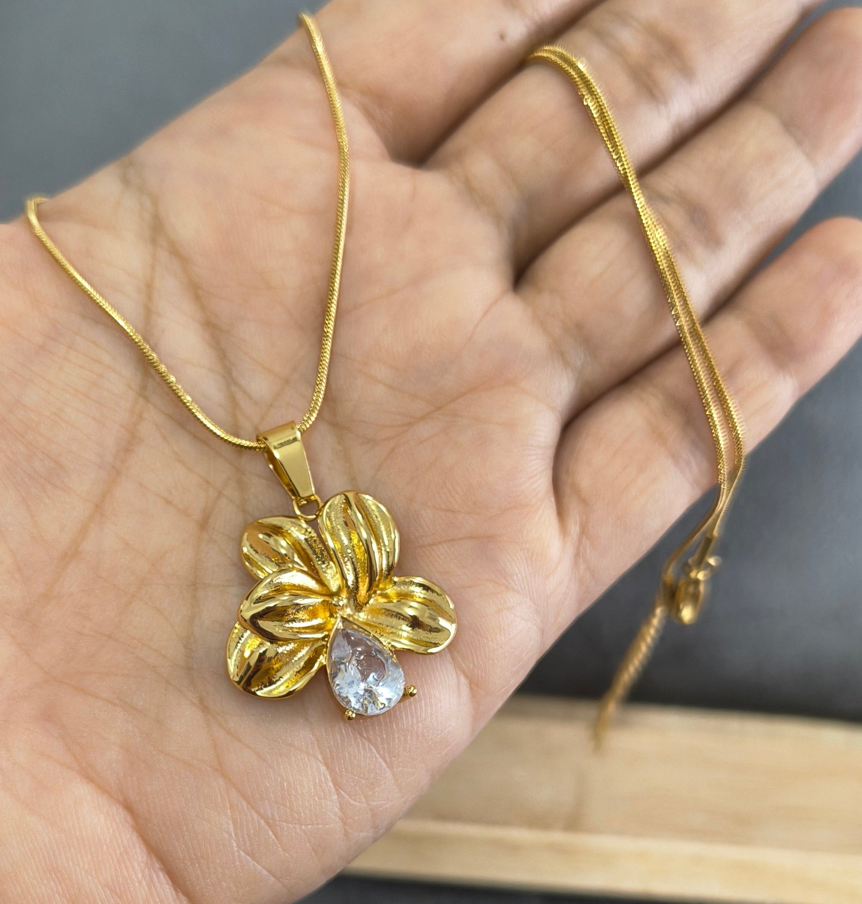 Anti Tarnish Vintage Flower Pendant Necklace 18K Gold Plated